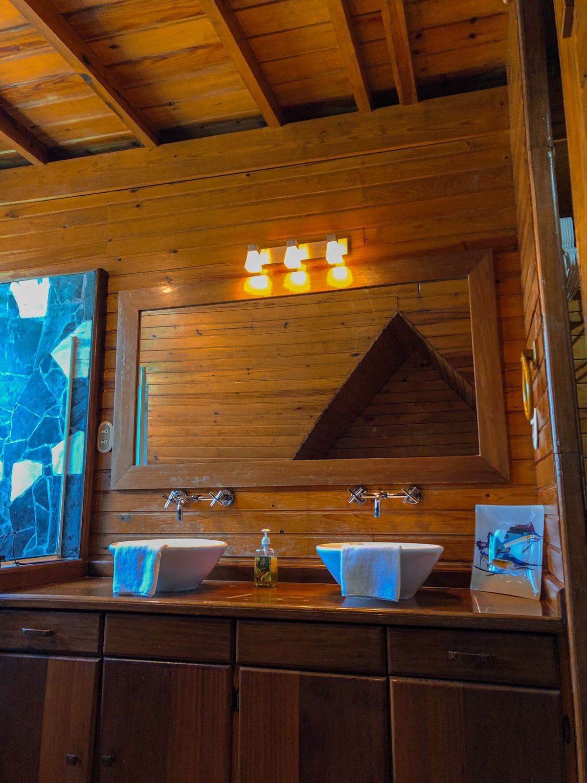 Baño con encimera de madera